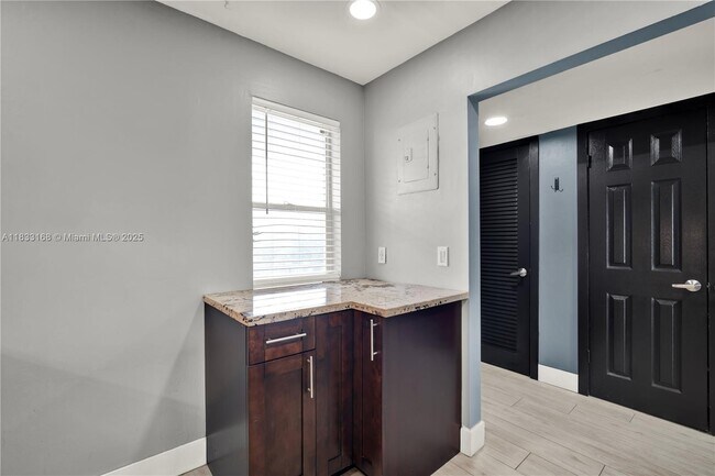 Building Photo - 950 Hillcrest Dr