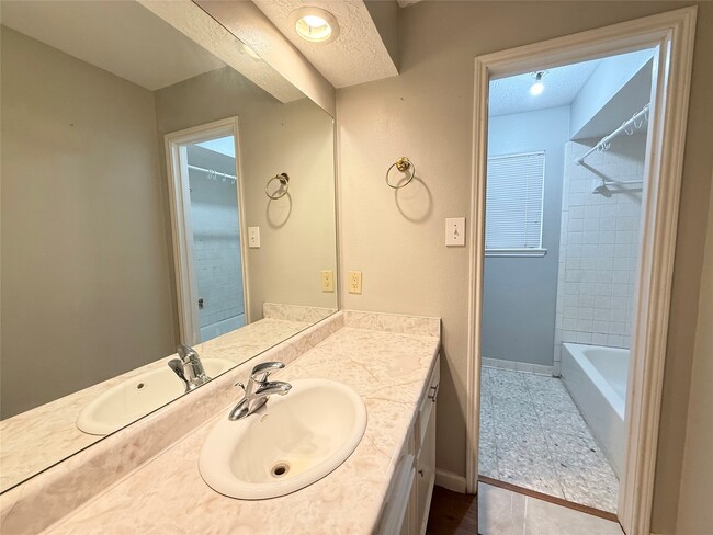 Building Photo - 9002 Sabastian Dr