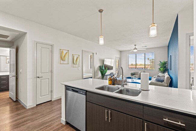 Building Photo - 711 W Broadway Rd