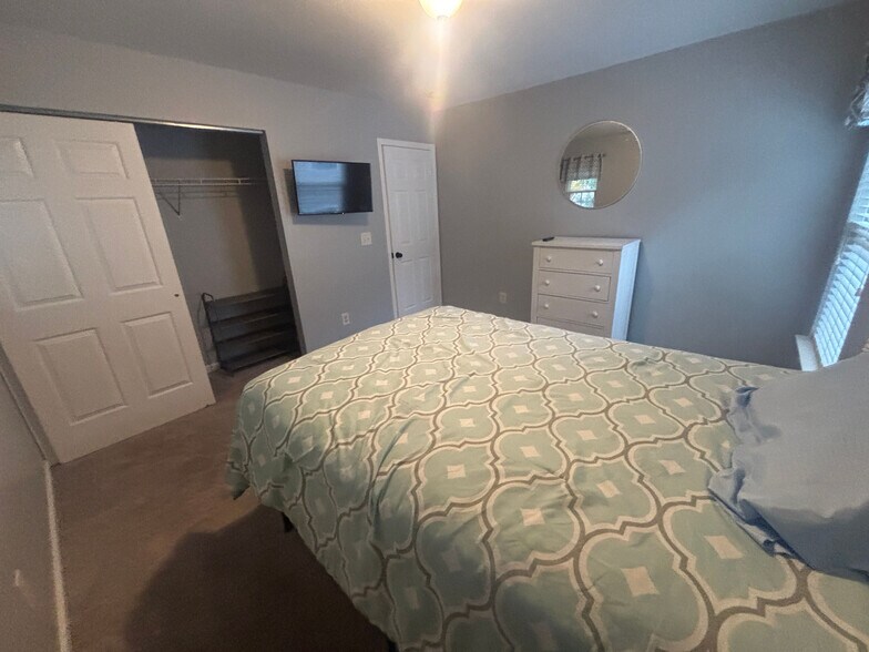 Building Photo - Room in House on Milpass Dr