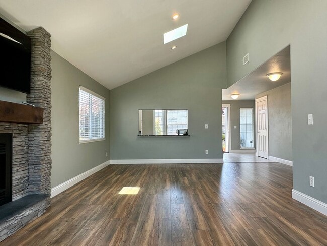 Building Photo - Bright & Spacious 3 Bed / 2 Bath - Gorgeou...