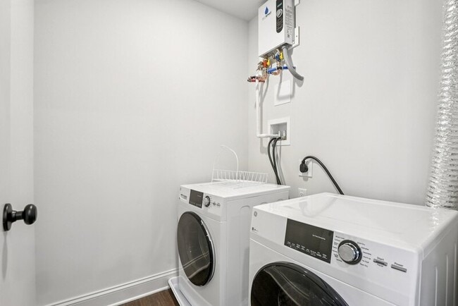 Building Photo - 472 Roxborough Ave