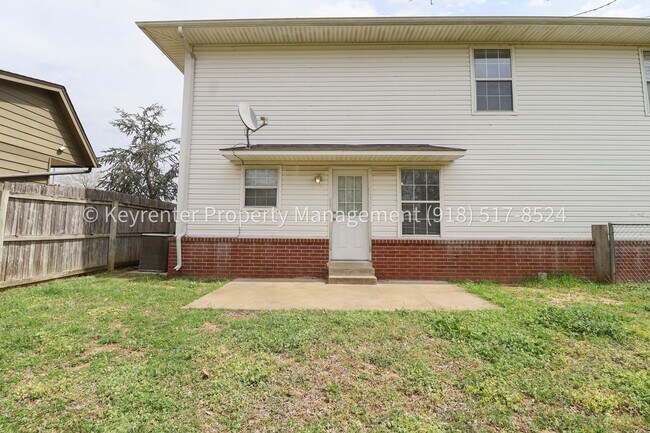 Building Photo - N Willow Dr Duplex