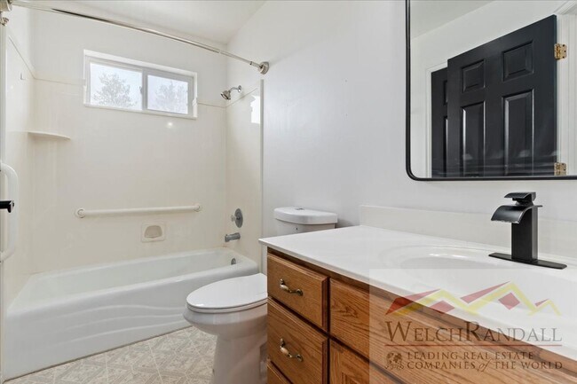 Building Photo - Spacious Single Family Home With Attached ...