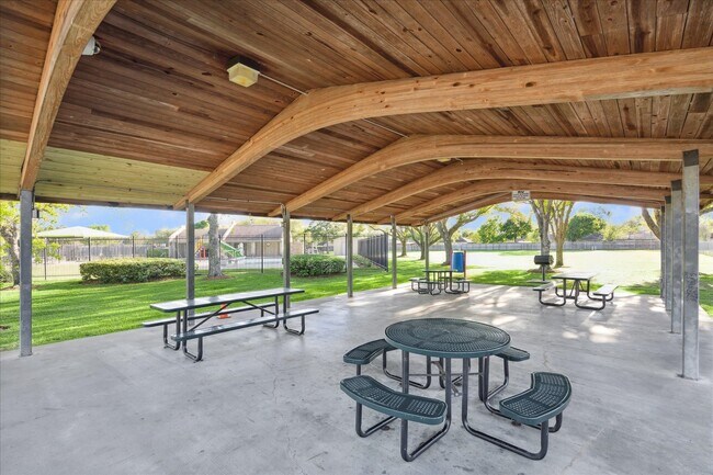 Building Photo - 2824 Meadow Brook Ct