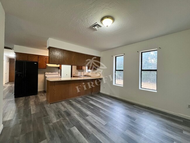 Building Photo - 410 S El Cajon Cir