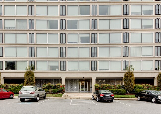 Building Photo - Sunny 1 bedroom condo in SW Waterfront!