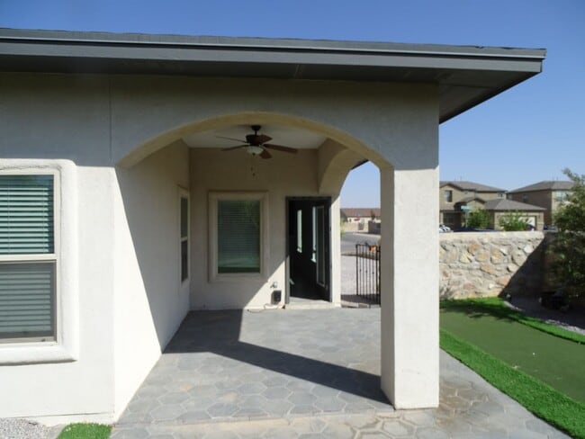 Building Photo - STYLISH EASTSIDE HOME