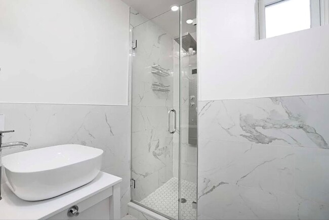 Building Photo - 3038 Kingsbridge Terrace