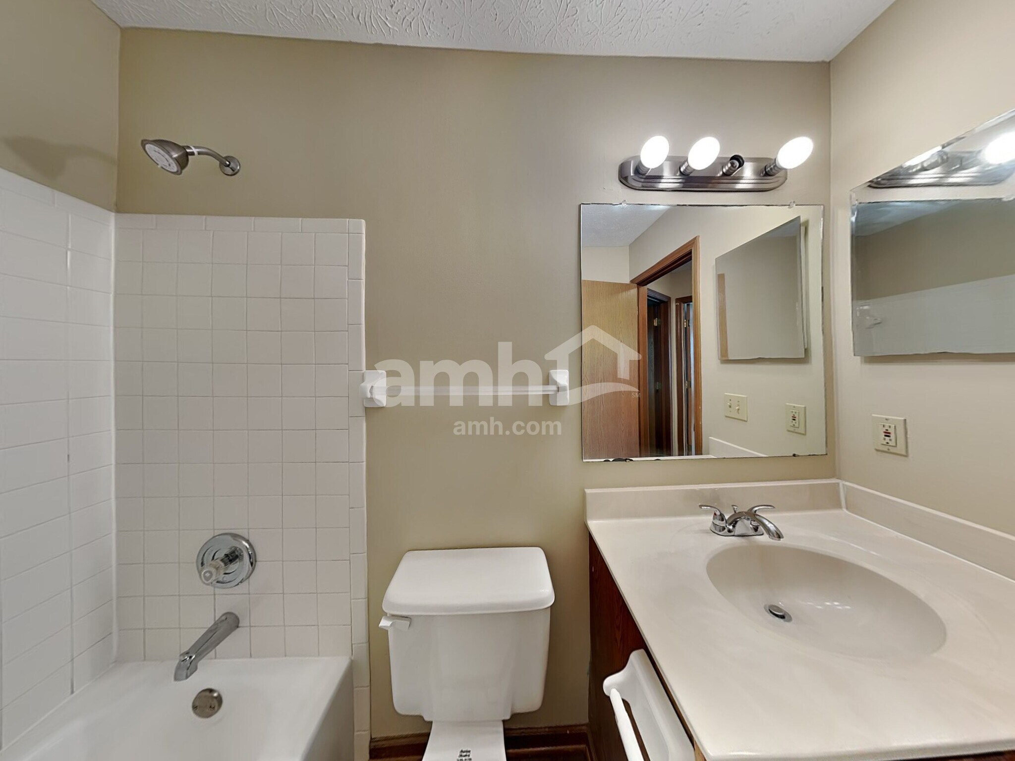 Building Photo - 8190 Pelham Dr