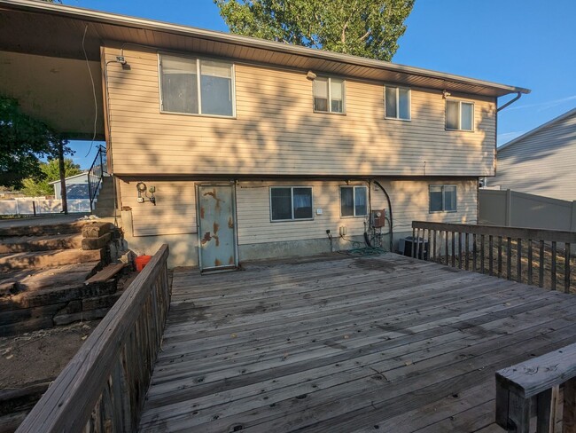 Building Photo - Single family home in Sandy, 4 bed 2 bath,...