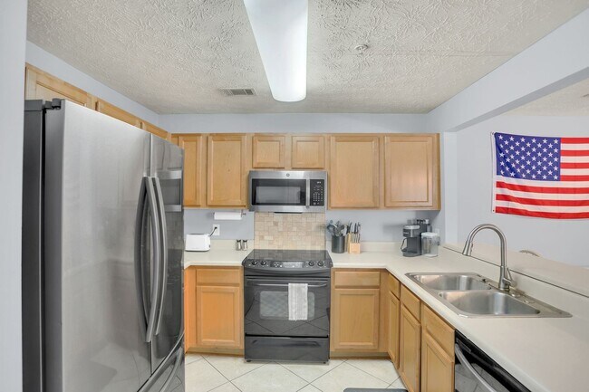 Building Photo - Southern Edge Condo Just Steps from Campus