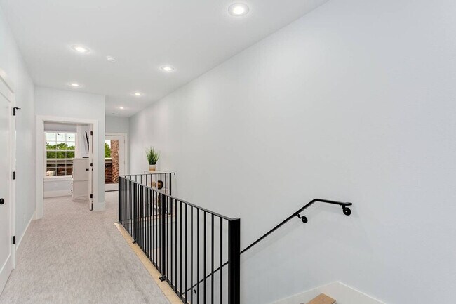 Building Photo - 319 NW A St