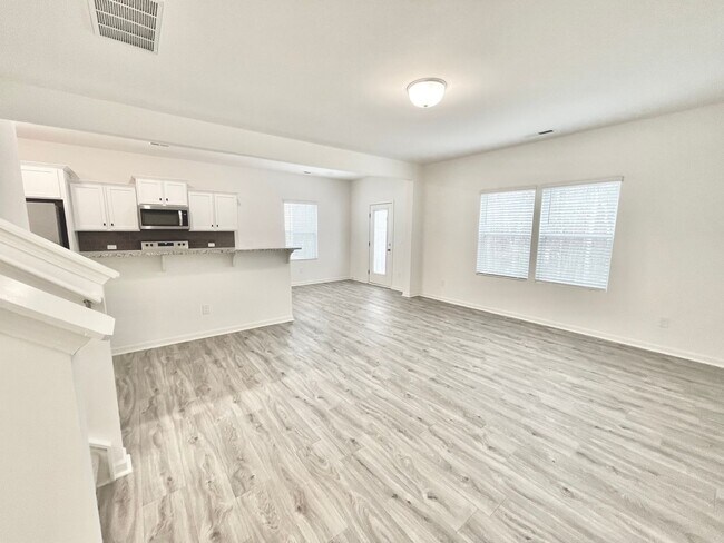 Building Photo - Spacious 3BD/2.5BTH Paired Home minutes from I-77 and I-40 - Available 08/10