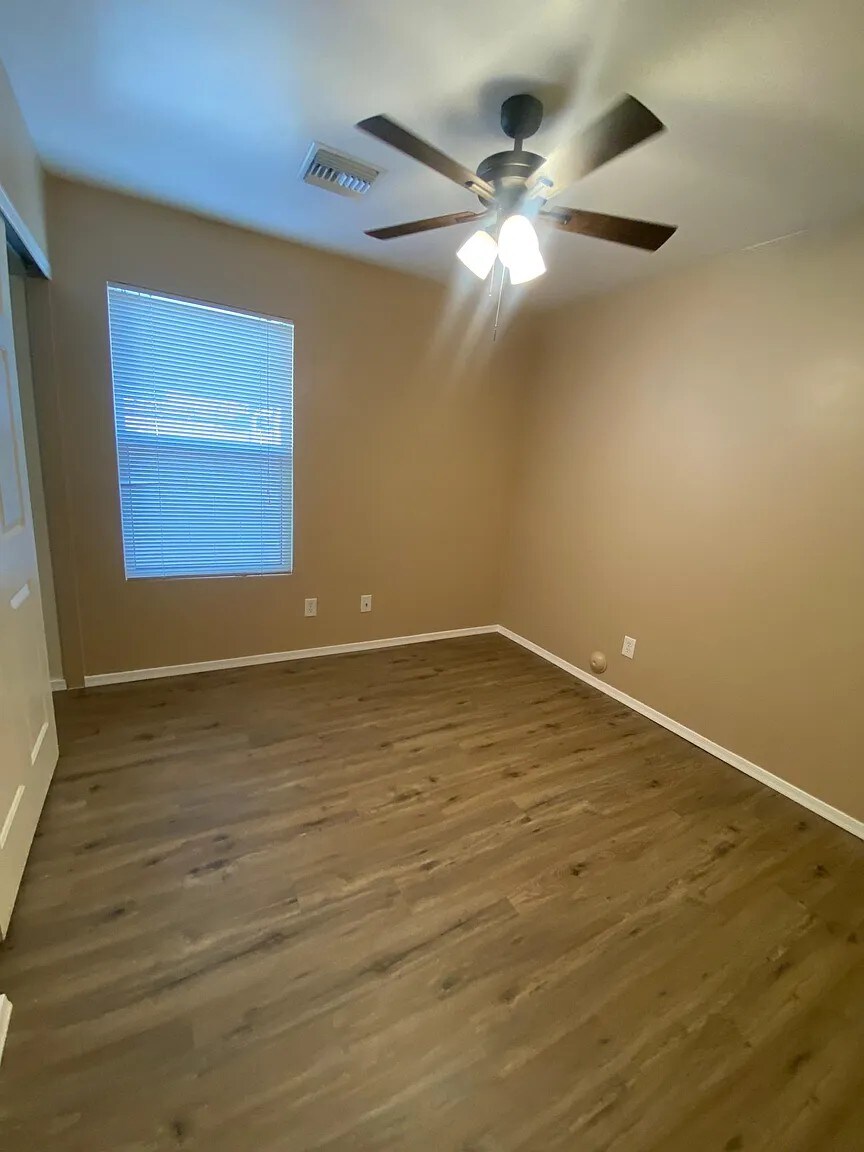 Building Photo - 9324 N Red Diamond Ave