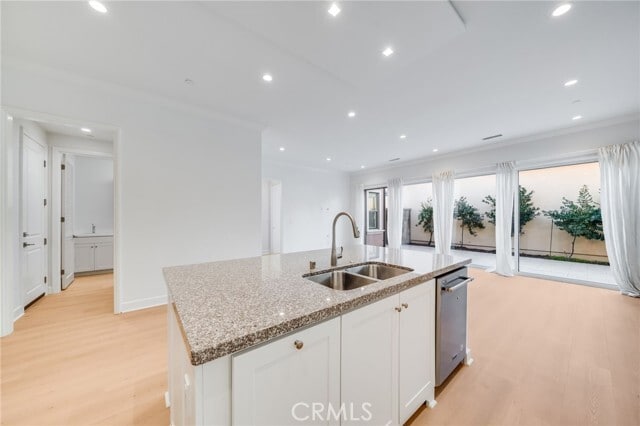 Building Photo - 64 Meander