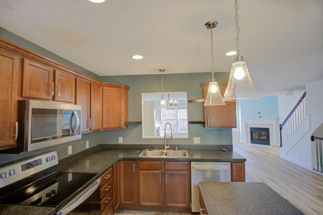 Building Photo - 3 Bed / 2.5 Bath.  Pet Friendly. Garage.