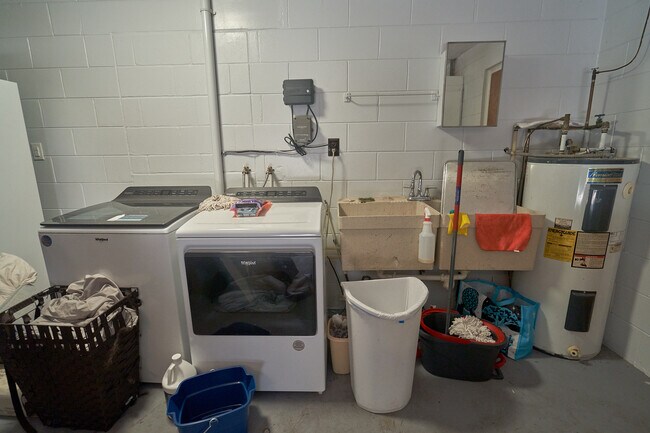 Laundry - 709 Meredith St