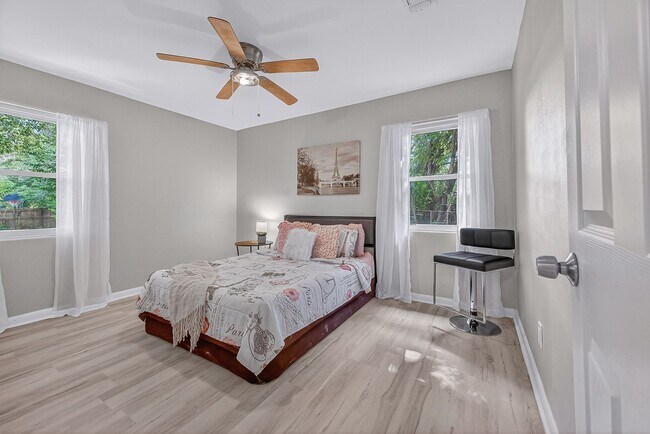 Building Photo - 901 S Madison Dr