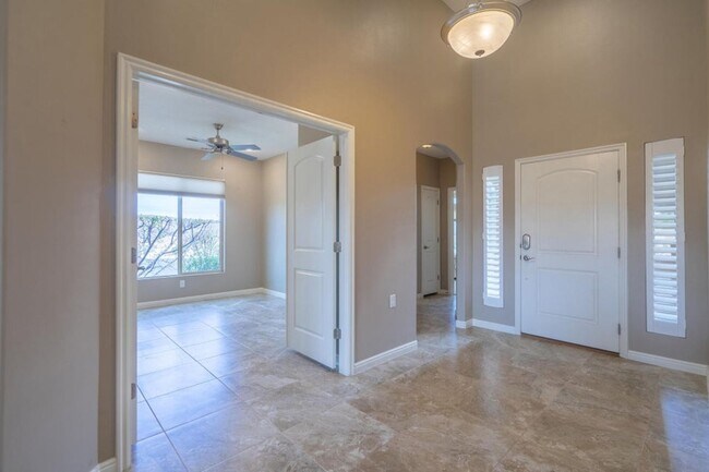 Building Photo - Bright & Beautiful 2 Bedroom Home in Sun R...