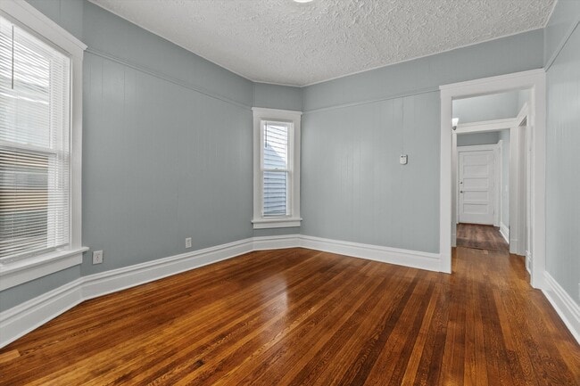 Building Photo - 820 E 89th Pl