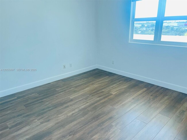 Building Photo - 14951 Royal Oaks Ln