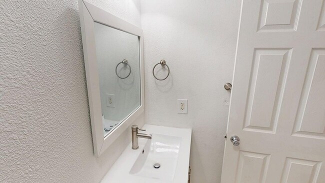 Building Photo - 910 Ave A