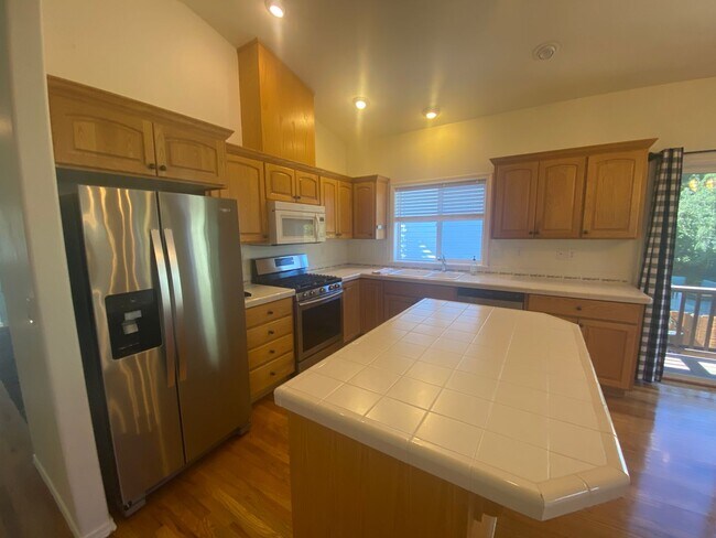 Building Photo - Single Level Charmer, SE Bend Established ...
