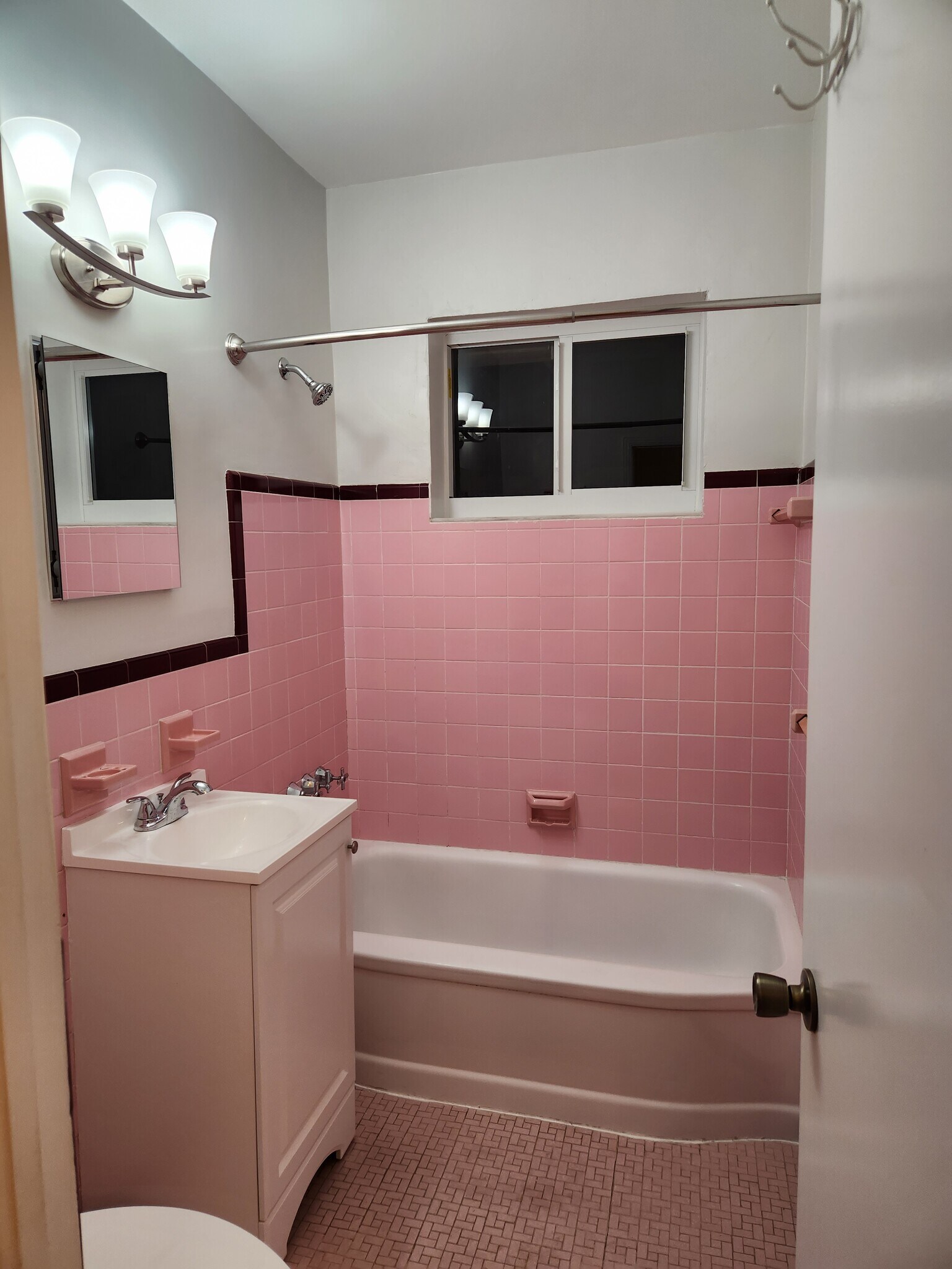 Building Photo - 531 Oriole Ave
