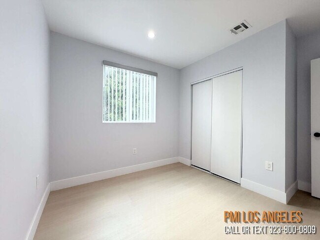 Building Photo - 208 E 87th St