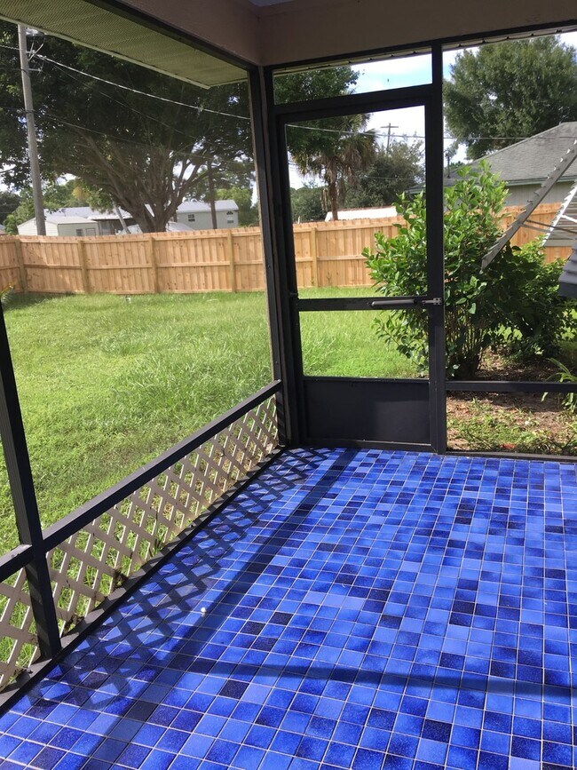 Building Photo - 3/2 SCREENED PORCH & FENCED-IN BACKYARD HOME