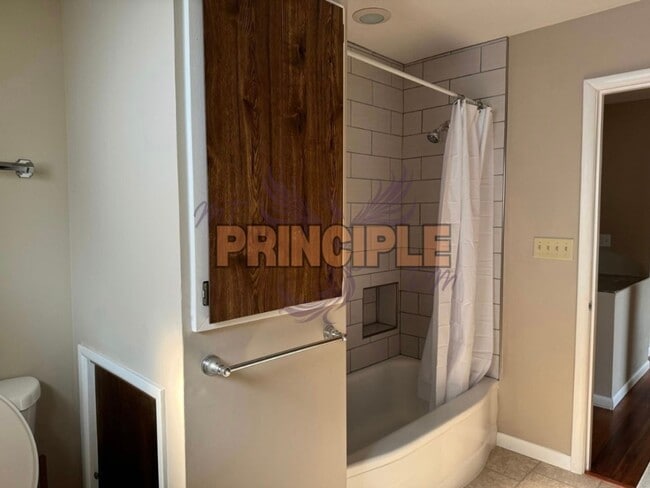 Building Photo - Updated 3 Bedroom House in a Family Friendly Neighborhood