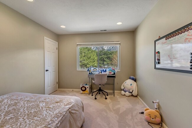Building Photo - Beautiful 5-Bedroom Home in Sandy!