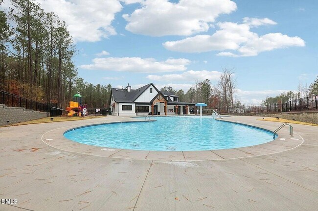 Building Photo - 744 Red River Dr