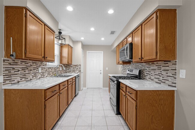 Building Photo - 2302 Doverglen Dr