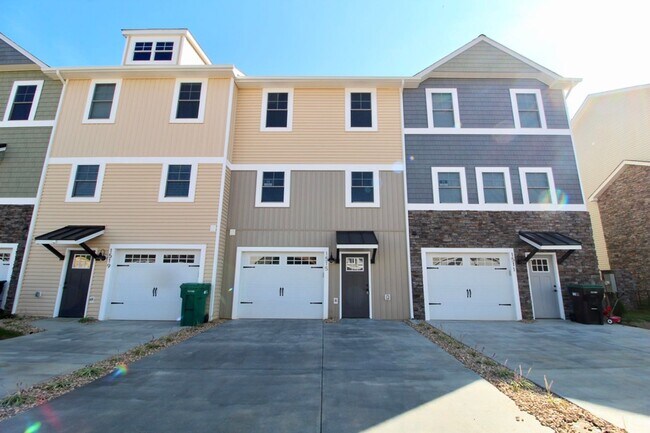 Building Photo - 3 level town home in popular Congers Creek...