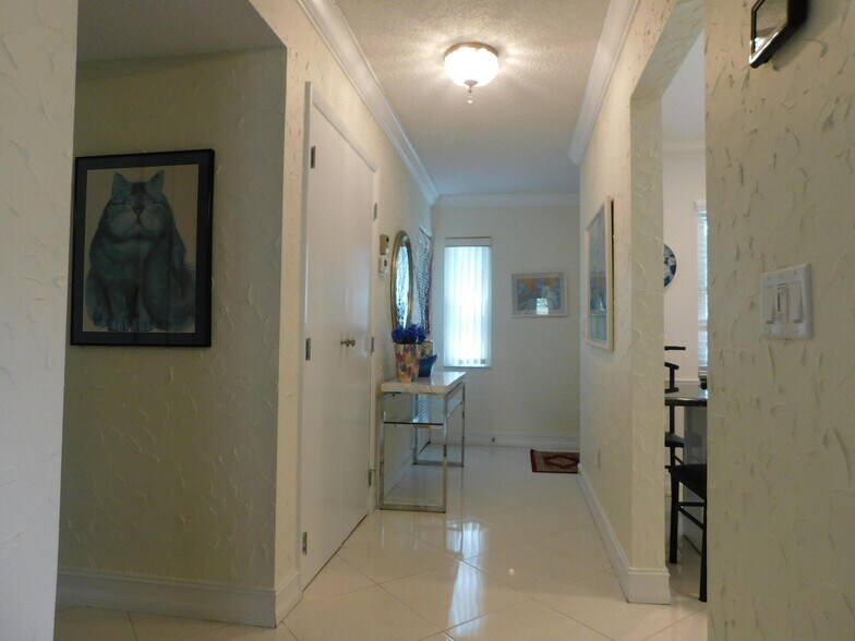 Building Photo - 9285 Vista del Lago