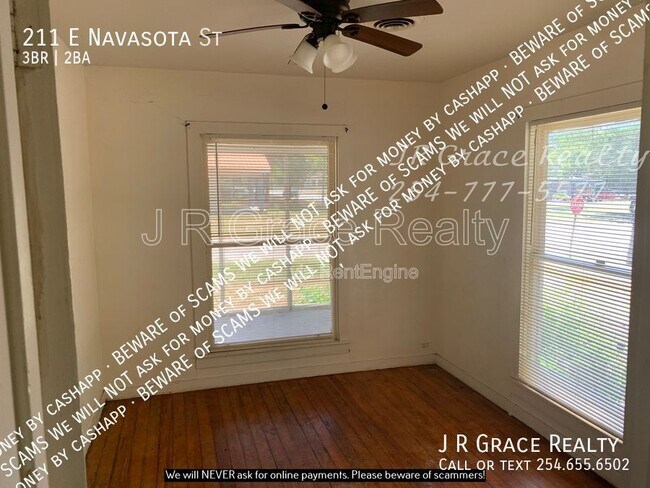 Building Photo - 211 E Navasota St