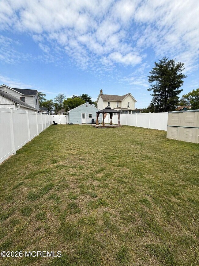 Building Photo - 194 2nd St