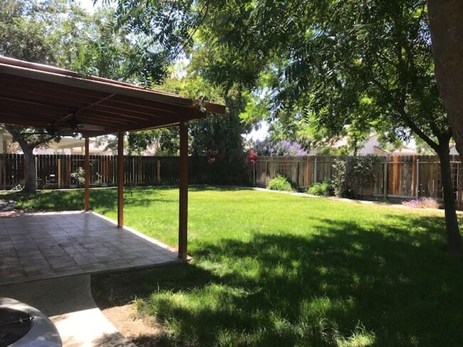 Building Photo - Quiet street in North Hanford, this one wi...