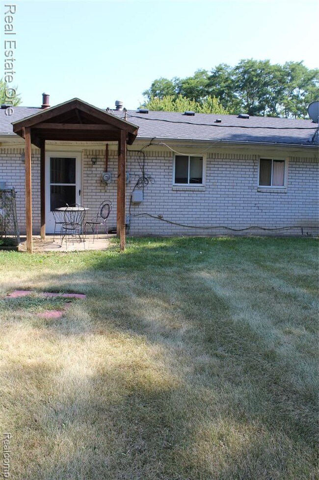 Building Photo - 37 /39 Maplecrest Dr