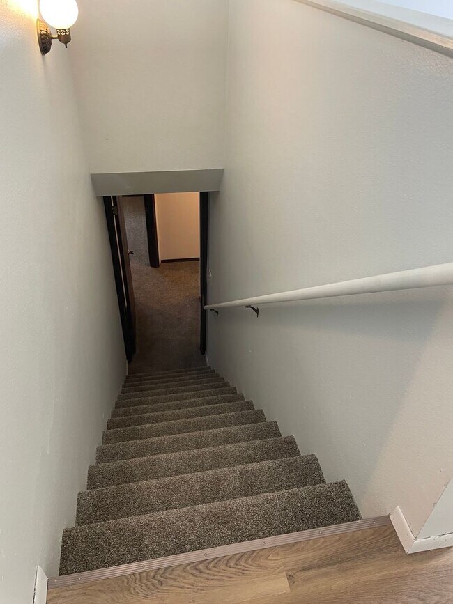 Building Photo - 2143 Ryeland Ln