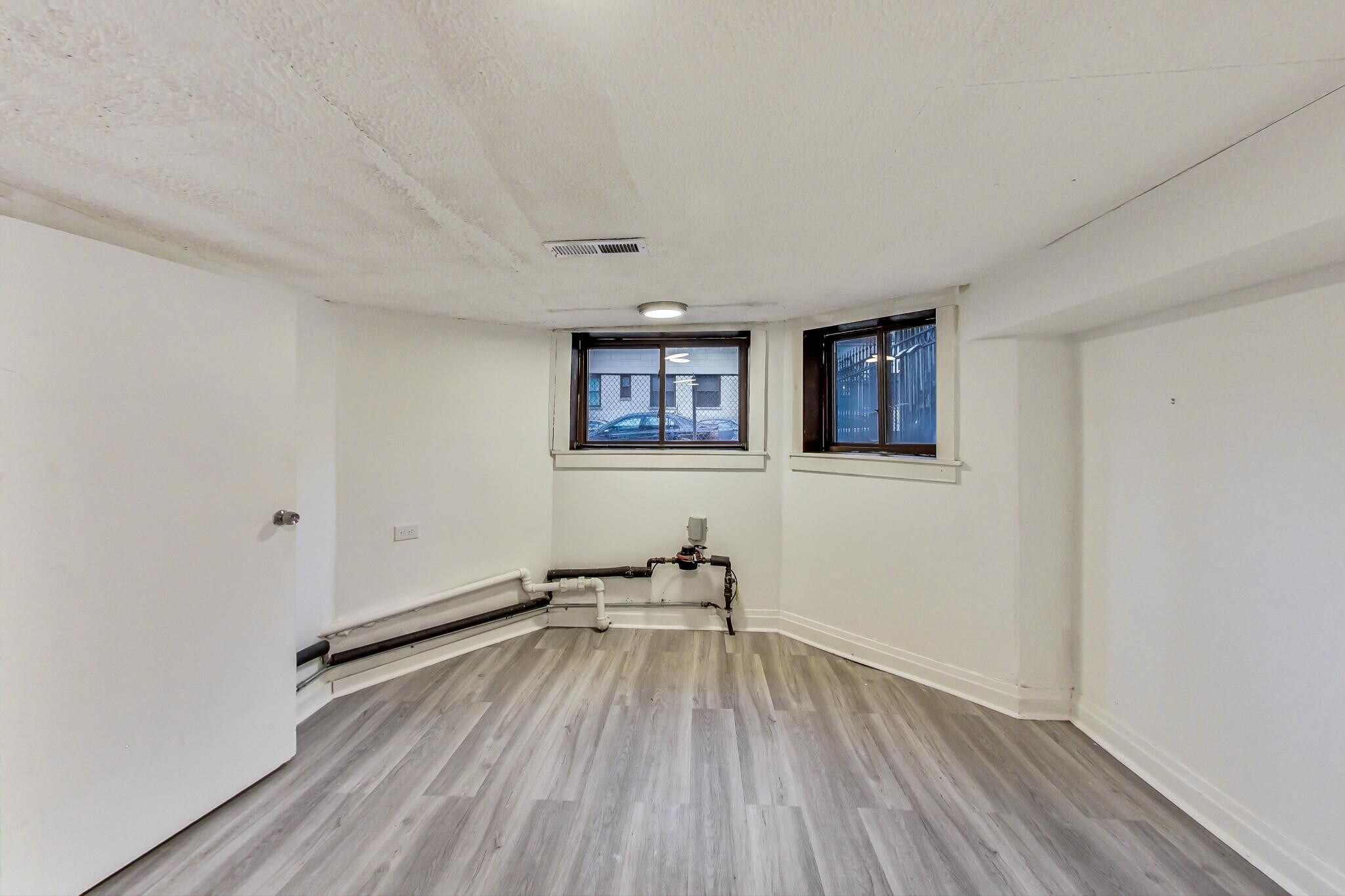 Building Photo - 3554 N Wilton Ave