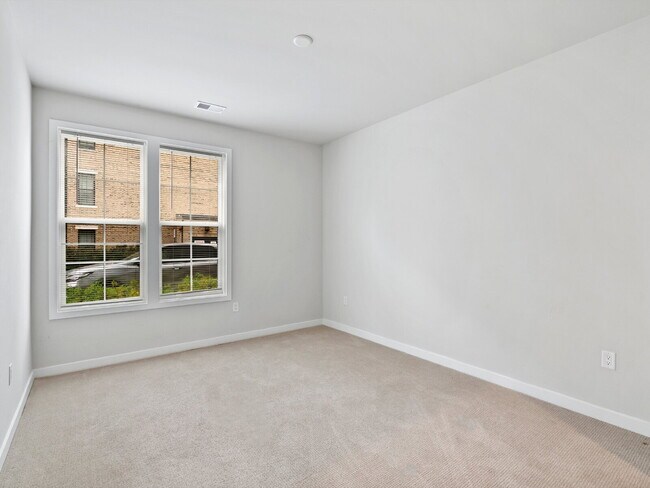 Building Photo - "Modern Living Awaits: Spacious 2-Bed, 2.5-Bath Townhouse in the Heart of McLean!"