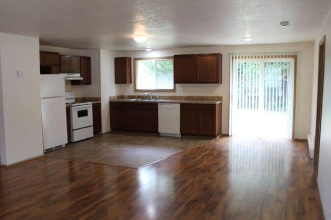 Building Photo - 3 or 4 bedroom, 2 bath updated home in Hillsboro near Intel Jones Farm
