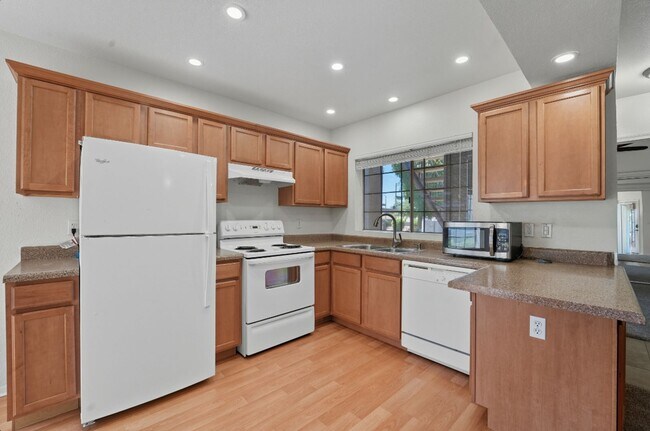Building Photo - Spacious 3 Bed/2 Bath Home in Lush Crestvi...