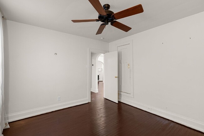 Building Photo - "Charming Brentwood house 2 bedrooms 1 Bathoom, Prime Location!"