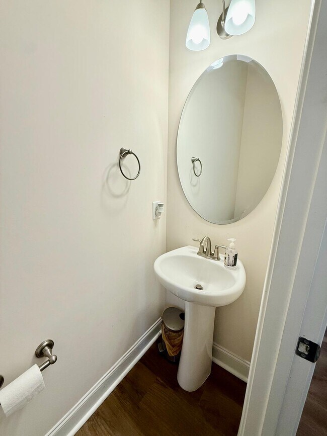 Building Photo - 127 Heathbrook Ln