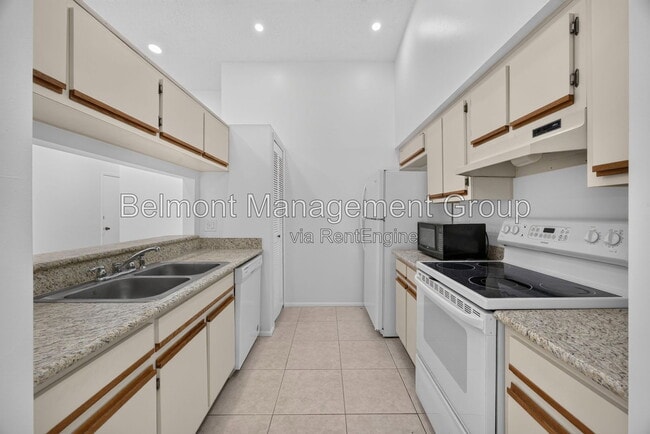 Building Photo - 102 Edgewater Cir