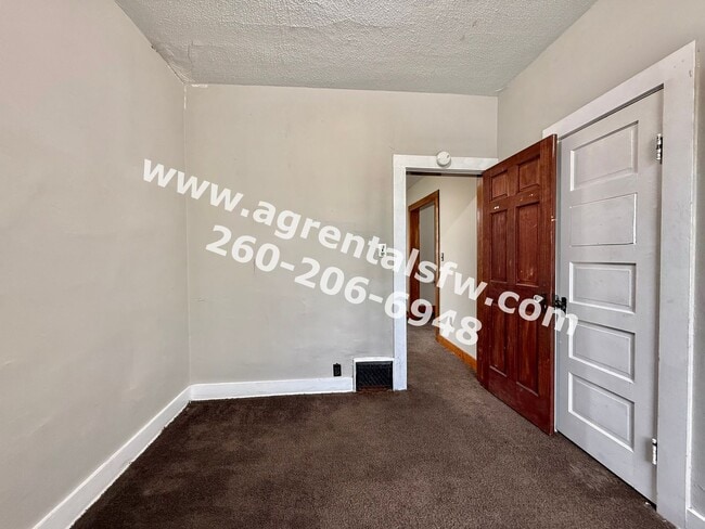 Building Photo - 4 Bedroom House- (Section 8 OK!)